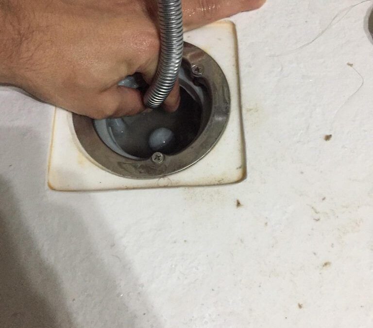 Déblocage douche: astuces pour siphon inaccessible